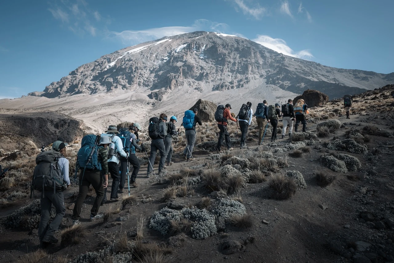 Účastníci společného výstupu na Kilimandžáro s Altezza Travel