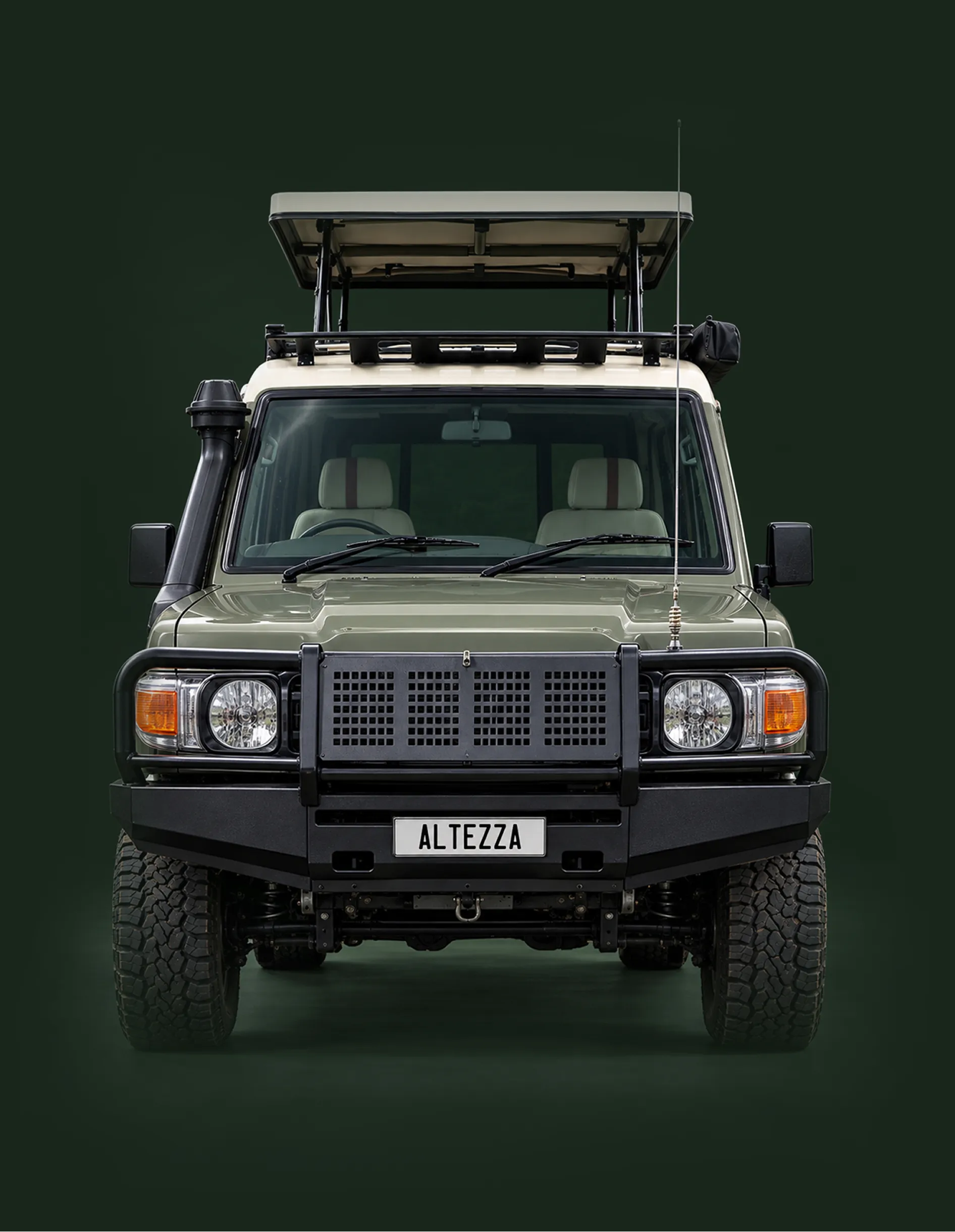 Přední pohled na safari Land Cruiser Altezza se zvednutou střechou