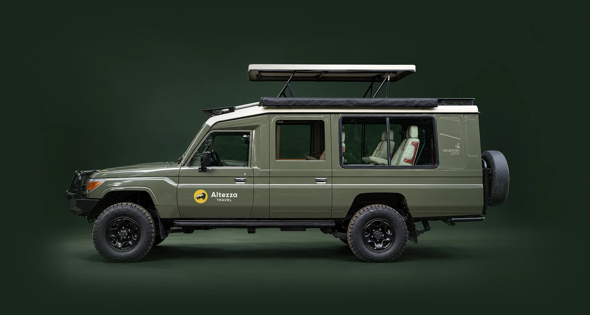 Toyota Land Cruiser Altezza se zvednutou panoramatickou safari střechou
