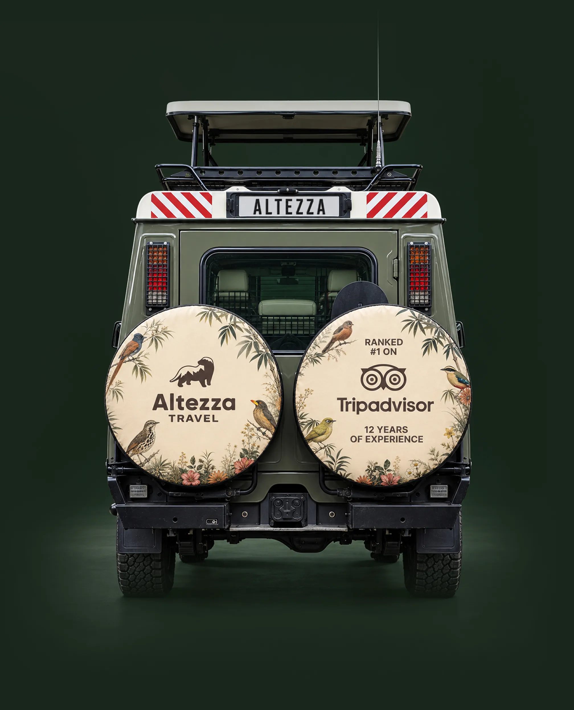 Zadní pohled na safari Land Cruiser Altezza se zvednutou panoramatickou střechou