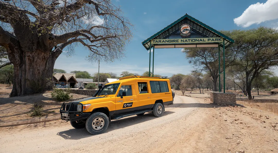 Safari vůz Altezza Travel u vstupní brány do Národního parku Tarangire